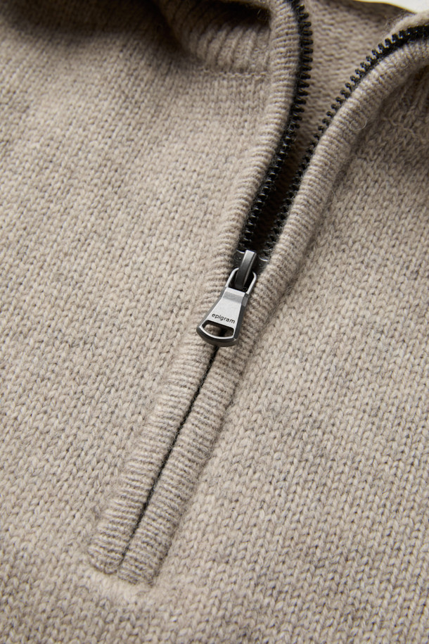 부드러운 촉감의 에어울 원사로 제작된 하프 집업 니트입니다. 베이지와 멜란지 두 가지 색상으로 출시되었으며, 일상 속에서 미니멀하고 베이직한 스타일을 연출하기 좋습니다. 하이넥 구조와 카라 변형이 가능한 디자인으로, 터틀넥 또는 하프넥 형태로 다양한 연출이 가능합니다. 가을, 겨울 시즌에 따뜻하게 착용할 수 있는 두꺼운 두께감과 보온성을 갖춘 레귤러핏 긴소매 니트로, 가볍게 걸쳐 입기 좋은 실용적인 아이템입니다. 겨울 데일리룩, 카페룩, 산책룩 등 다양한 TPO에 활용할 수 있습니다.
