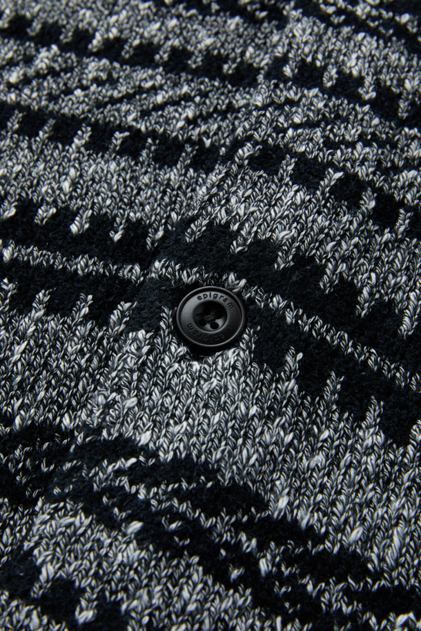 자카드 패턴 카라 니트 가디건은 겨울철 데일리룩, 데이트룩, 카페룩에 모두 잘 어울리는 베이직 스타일의 상의입니다. 블랙과 화이트 두 가지 색상으로 출시되었으며, 오버핏으로 편안한 착용감을 선사합니다. 두꺼운 두께감의 니트 소재에 자카드 패턴으로 입체감 있는 조직감을 더했으며, 아웃포켓 디테일과 리브 조직 마감, 높은 내구성을 자랑합니다. 카라 디자인과 버튼 여밈 방식으로 클래식, 미니멀, 캐주얼 등 다양한 스타일을 연출할 수 있습니다. 긴 소매 기장으로 보온성을 높여 겨울철에도 따뜻하게 착용 가능합니다.
