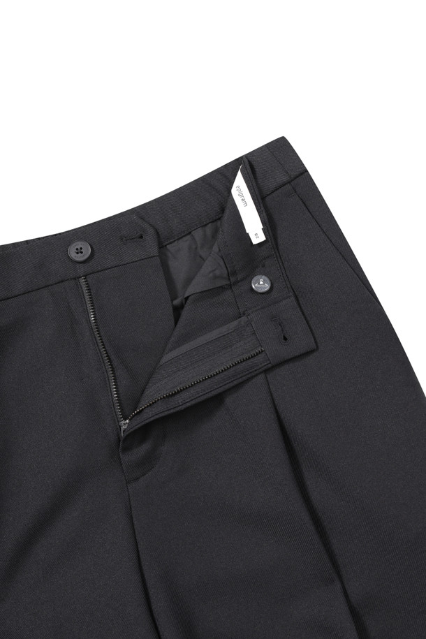 릴렉스핏 원턱 슬랙스 (set-up)는 미니멀하고 시크한 스타일을 추구하는 분들을 위한 아이템입니다. 블랙 컬러의 긴바지로, 일상 및 오피스룩에 모두 적합하며, 사계절 내내 활용할 수 있습니다. 릴렉스핏 와이드 핏으로 편안함을 더하고, 원턱 디자인과 트윌 조직으로 세련된 실루엣을 연출합니다. 주름이 잘 가지 않는 폴리에스테르 소재로 제작되어 관리가 용이하며, 셋업으로도 활용 가능하여 오피스룩, 비즈니스 캐주얼, 출근룩 등 다양한 TPO에 활용할 수 있습니다.
