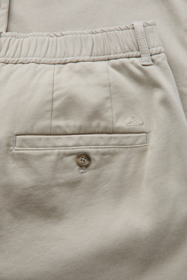 코튼 위켄드 원턱 팬츠는 부드러운 촉감의 면과 스판덱스 혼방 소재로 제작되어 편안한 착용감을 선사합니다. 베이직하고 캐주얼한 스타일로, 출근룩과 비즈니스 캐주얼에 활용하기 좋습니다. 엉덩이 부분에 여유를 더한 위켄드핏과 다리가 길어 보이는 테이퍼드 핏으로 세련된 실루엣을 연출합니다. 원턱 디자인과 하프 밴딩으로 편안함을 더했으며, 구김이 적고 관리가 용이하여 실용적입니다. 가을 시즌에 어울리는 베이지 컬러의 긴 기장 바지입니다.