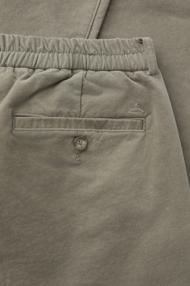 "브러시드 데일리 팬츠"는 부드러운 촉감의 면, 레이온 혼방 소재로 제작되어 겨울철에도 따뜻하게 착용할 수 있습니다. 베이지, 카키 두 가지 색상으로 출시되었으며, 캐주얼, 클래식, 미니멀 스타일을 모두 소화 가능합니다. 슬림 핏과 스트레이트 핏으로, 출근룩과 모임룩 등 다양한 TPO에 활용할 수 있습니다. 벨벳과 같은 브러시드 가공으로 고급스러운 느낌과 빈티지한 워싱 처리가 돋보입니다. 하프 밴딩으로 편안함까지 갖춘 데일리 팬츠입니다.
