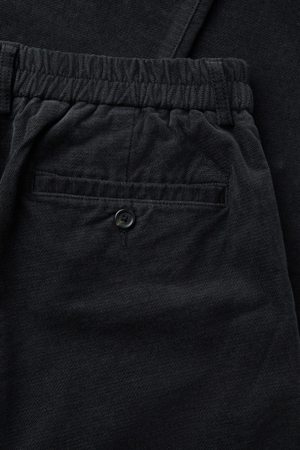 부드러운 면과 레이온 혼방 소재로 제작되어 겨울철에도 따뜻하게 착용 가능한 브러시드 데일리 팬츠입니다. 블랙 컬러의 무지 디자인으로 어떤 스타일에도 매치하기 쉬우며, 슬림 핏과 스트레이트 핏으로 세련된 핏을 연출합니다. 벨벳과 같은 브러시드 가공으로 부드러운 촉감을 선사하며, 은은한 빈티지 느낌을 더해줍니다. 허리는 하프 밴딩으로 편안하게 착용 가능하며, 일상에서 편안함과 스타일리시함을 동시에 만족시키는 아이템입니다. 캐주얼, 미니멀, 클래식 스타일을 즐겨 입는 분들께 추천합니다.
