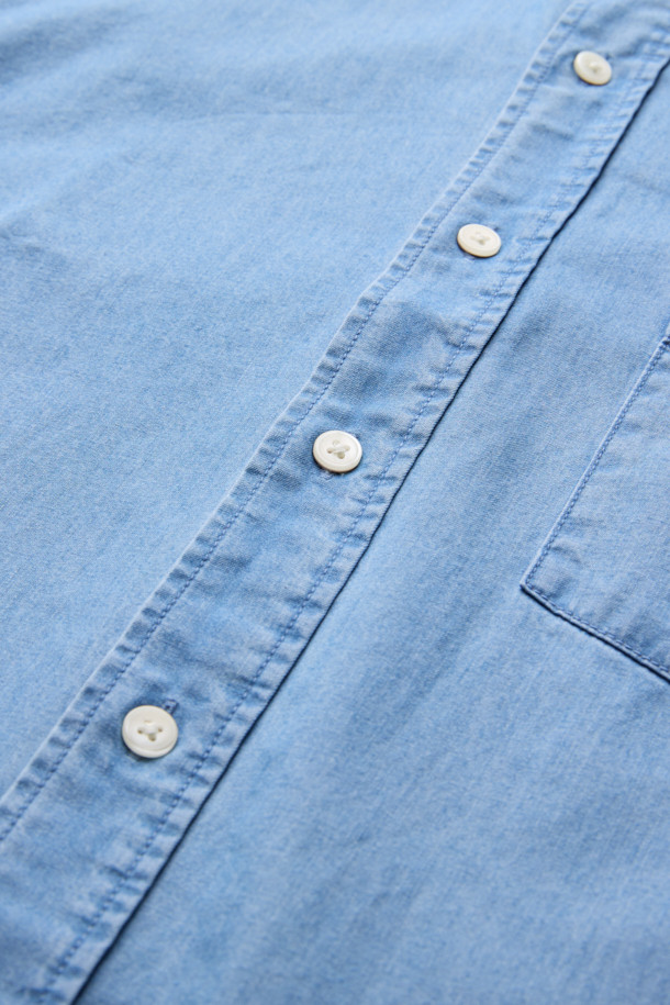 연청 컬러의 데님 코튼 셔츠입니다. 면과 데님 혼방의 NF21사 수입 원단을 사용하여 부드러운 촉감을 선사합니다. 얇은 두께감으로 사계절 내내 활용 가능하며, 차이나 칼라와 세미오버핏으로 캐주얼한 스타일을 연출할 수 있습니다. 드롭 숄더 디자인과 패치 포켓 디테일이 특징이며, 미니멀, 클래식 스타일을 선호하는 분들께 추천합니다. 긴 소매 기장의 무지 셔츠로 다양한 룩에 활용하기 좋습니다.
