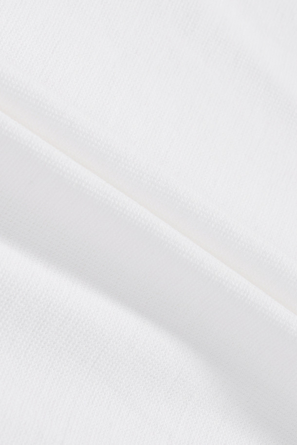 레귤러핏 코튼 반팔 티셔츠는 부드러운 촉감과 적당한 두께감으로 편안한 착용감을 선사합니다. 봄, 여름 시즌에 적합하며, 일상생활 어디에서든 활용하기 좋은 베이직 스타일의 무지 티셔츠입니다. 면과 폴리에스테르 혼방 소재로 제작되어 신축성과 복원력이 뛰어나 활동성을 높였습니다. 라운드넥 디자인과 반소매 기장으로 깔끔한 핏을 연출하며, 동네 마실룩, 여행룩 등 캐주얼하고 미니멀한 스타일을 완성합니다. 화이트 색상으로 어떤 옷에도 매치하기 용이합니다.
