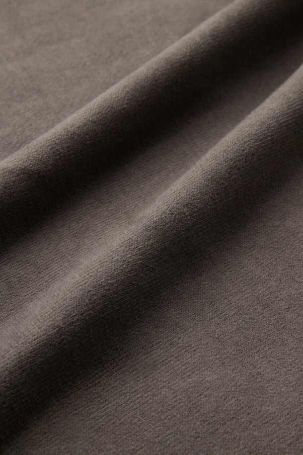 사카리바 라운드 티셔츠는 겨울철 데일리룩에 어울리는 베이직 스타일의 긴소매 티셔츠입니다. 부드러운 촉감의 사카리바 소재로 제작되었으며, 두꺼운 두께감으로 보온성을 높였습니다. 무지 디자인에 레귤러핏으로 제작되어 미니멀, 클래식, 캐주얼 스타일을 모두 소화할 수 있습니다. 라운드넥 디자인과 피치드 가공, 싱글 조직으로 깔끔한 마감을 자랑합니다. 아이보리, 다크그레이 두 가지 색상으로 출시되었습니다.
