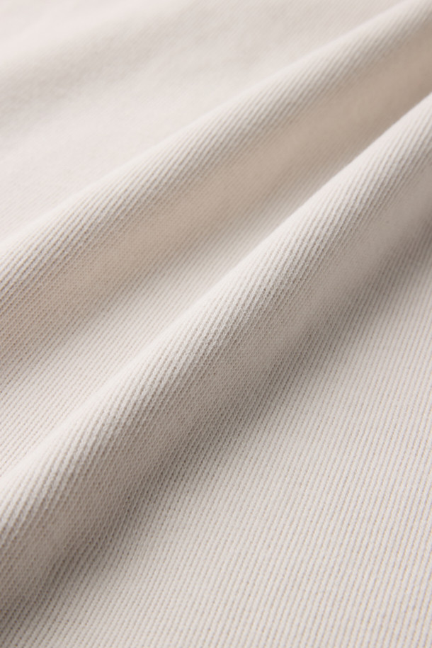 사카리바 라운드 티셔츠는 겨울철 데일리룩에 적합한 베이직 스타일의 긴소매 티셔츠입니다. 부드러운 촉감의 사카리바 소재를 사용하여 보온성을 높였으며, 레귤러 핏과 라운드넥 디자인으로 편안한 착용감을 선사합니다. 피치드 가공과 싱글 조직으로 제작되어 내구성을 더했으며, 아이보리, 다크그레이 두 가지 색상으로 출시되어 다양한 스타일 연출이 가능합니다. 미니멀, 클래식, 캐주얼 스타일을 즐겨 입는 분들께 추천합니다.
