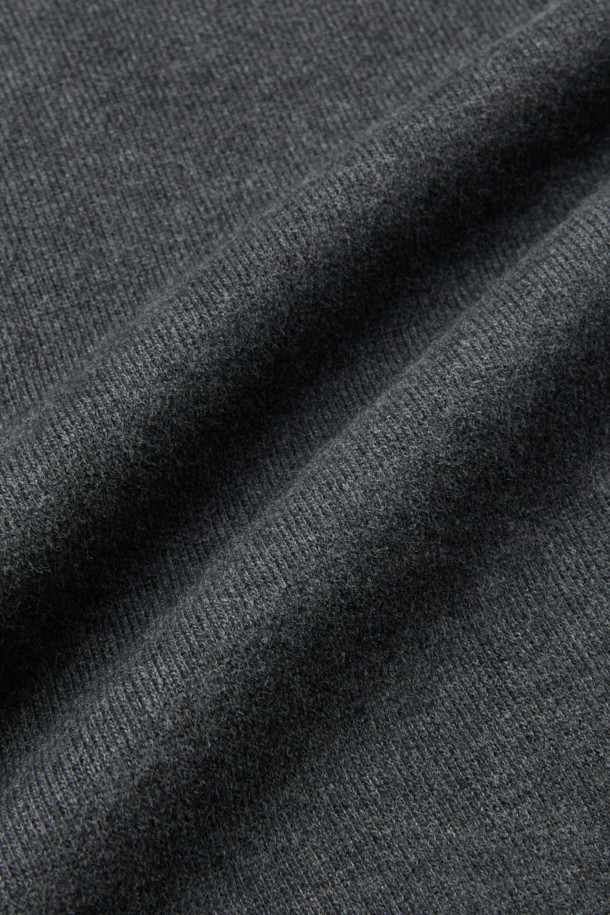 **오버핏 사카리바 맨투맨**은 멜란지 차콜과 라이트 그레이 두 가지 색상으로 출시되어, 가을과 겨울에 따뜻하게 착용할 수 있는 베이직 스타일의 맨투맨입니다. 면 소재에 두꺼운 두께감으로 제작되었으며, 부드러운 촉감과 보온성을 제공합니다. 피치드 가공 처리와 블루종 밑단 디자인으로 편안하면서도 트렌디한 핏을 연출합니다. 캐주얼, 미니멀, 클래식 스타일은 물론 캠핑룩과 집콕룩으로도 활용하기 좋은 아이템입니다.
