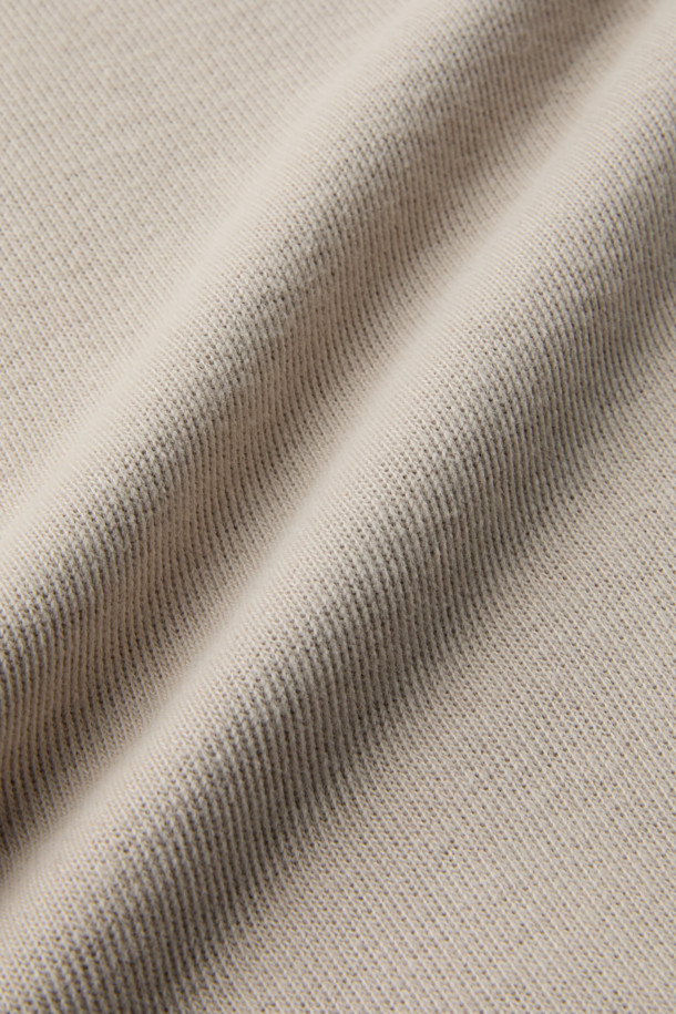 부드러운 면 소재로 제작되어 포근한 착용감을 선사하는 오버핏 사카리바 맨투맨입니다. 멜란지 차콜과 라이트 그레이 두 가지 색상으로 출시되어 어떤 스타일에도 쉽게 매치할 수 있습니다. 넉넉한 오버핏으로 편안한 활동성을 보장하며, 가을과 겨울, 일상에서 따뜻하게 입을 수 있습니다. 피치드 가공 처리로 부드러운 촉감을 더했으며, 블루종 밑단 디자인으로 스타일리시함을 더했습니다. 캠핑룩, 집콕룩 등 다양한 TPO에 캐주얼, 미니멀, 클래식 스타일로 활용하기 좋습니다.
