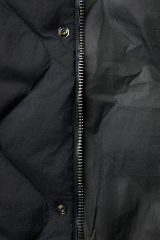 가볍고 따뜻한 경량 퀼팅 숏 다운 점퍼입니다. 캐주얼, 미니멀, 고프코어 스타일을 아우르며 일상 및 아웃도어 활동에 적합합니다. 블랙 컬러의 세미 오버핏으로, 드랍 숄더와 항아리 모양 퀼팅 디자인이 특징입니다. 덕다운(다운 80%, 깃털 20%) 충전재와 650 필파워로 보온성을 높였습니다. 소매 시보리, 후리스 주머니, 사이드 플랩 포켓, 안쪽 사이드 포켓, 하단 아웃 포켓 등 다양한 디테일로 실용성을 더했습니다. 캠핑룩 연출에도 좋습니다.
