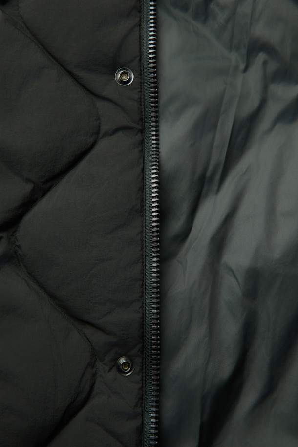 경량 퀼팅 숏 다운 점퍼는 겨울철 따뜻함과 스타일을 모두 잡은 아우터입니다. 세미 오버핏으로 제작되어 편안한 착용감을 선사하며, 드랍 숄더 디자인으로 트렌디한 무드를 연출합니다. 650 필파워의 덕다운 80%, 깃털 20% 충전재에, 숏 기장으로 활동성을 높였습니다. 그린 색상과 퀼팅 패턴이 캐주얼하고 미니멀한 스타일을 완성하며, 캠핑룩과 고프코어 스타일 연출에도 용이합니다. 소매 시보리, 후리스 주머니, 사이드 플랩 포켓, 안쪽 사이드 포켓, 하단 아웃 포켓 등 실용적인 디테일이 돋보이는 제품입니다.
