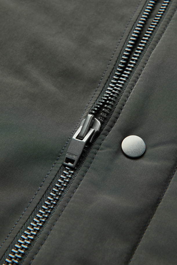 메리노 퍼(FUR) 숏 다운 점퍼는 겨울철 일상, 아웃도어 활동은 물론 캠핑룩에 활용하기 좋은 아우터입니다. 베이직한 디자인에 카키 색상으로 어떤 스타일에도 잘 어울립니다. 메리노 퍼(FUR) 카라 탈부착이 가능하며, 덕다운 80%와 깃털 20%의 충전재, 필파워 650으로 우수한 보온성을 자랑합니다. 숏 기장, 레귤러핏으로 편안한 착용감을 제공하며, 소매 시보리, 기모 주머니, 사이드 플랩 포켓, 내부 사이드 포켓, 하단 아웃 포켓 등 실용적인 디테일을 더했습니다. 부드러운 촉감과 가벼운 무게감으로 편안하게 착용할 수 있습니다.
