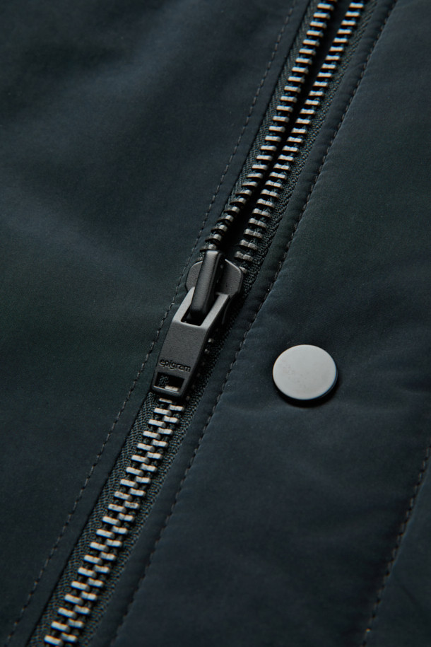 메리노FUR 숏 다운 점퍼는 겨울철 따뜻함과 스타일을 동시에 잡을 수 있는 아우터입니다. 블랙과 베이지 두 가지 색상으로 출시되어 출근룩, 여행룩 등 다양한 TPO에 활용 가능하며, 미니멀, 클래식, 캐주얼 스타일을 연출하기 좋습니다. 메리노 카라 탈부착이 가능하며, 덕다운 80%와 깃털 20% 충전재, 필파워 650으로 보온성과 경량성을 동시에 제공합니다. 숏 기장의 레귤러핏 디자인에, 소매 시보리, 기모 주머니, 사이드 플랩 포켓, 내부 사이드 포켓 2개 등 실용적인 디테일을 더했습니다. 부드러운 촉감과 긴 소매 기장으로 편안하게 착용할 수 있는 데일리 다운 점퍼입니다.
