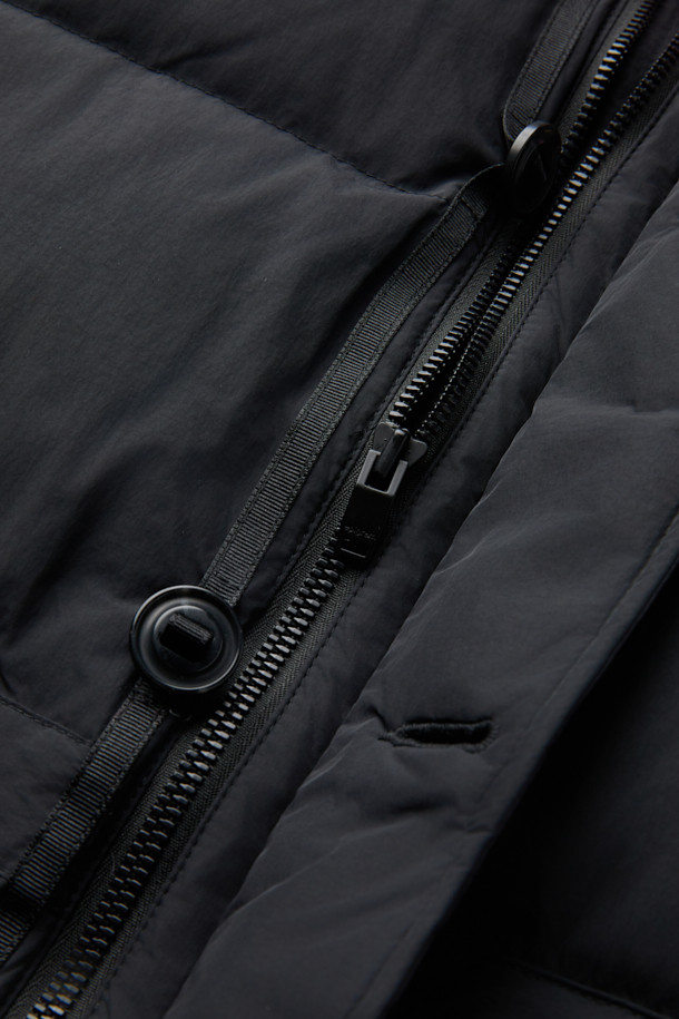 클래식한 매력의 스퀘어 퀼팅 후드 미들 다운은 겨울철 출근룩과 여행룩에 모두 잘 어울립니다. 부드러운 머스코비 다운 충전재(솜털 80%, 깃털 20%)와 필파워 700~750으로 뛰어난 보온성을 제공하며, 여유로운 핏으로 편안한 착용감을 선사합니다. 허리 스트링, 빅 포켓, 내부 및 하단 보조 포켓, 후드 디자인으로 실용성을 높였으며, 버튼 여밈 방식으로 간편하게 착용할 수 있습니다. 미디엄 기장의 블랙 컬러 다운 점퍼로, 미니멀하고 캐주얼한 스타일을 연출하기 좋습니다.
