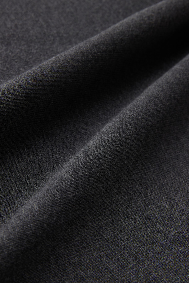 부드러운 촉감이 특징인 이중직 에센셜 풀오버 니트입니다. 레이온, 폴리에스테르, 나일론, 캐시미어 혼방 소재로 제작되어 겨울철에도 따뜻하게 착용 가능하며, 우수한 보온성과 복원력, 내구성을 자랑합니다. 차콜 그레이 컬러의 라운드넥 디자인으로, 미니멀하고 베이직한 스타일을 연출합니다. 레귤러핏과 긴소매 기장으로 편안한 착용감을 선사하며, 일상, 집콕, 산책 등 다양한 상황에서 활용하기 좋습니다. 미니멀, 클래식, 캐주얼 스타일을 즐기는 분들에게 추천합니다.
