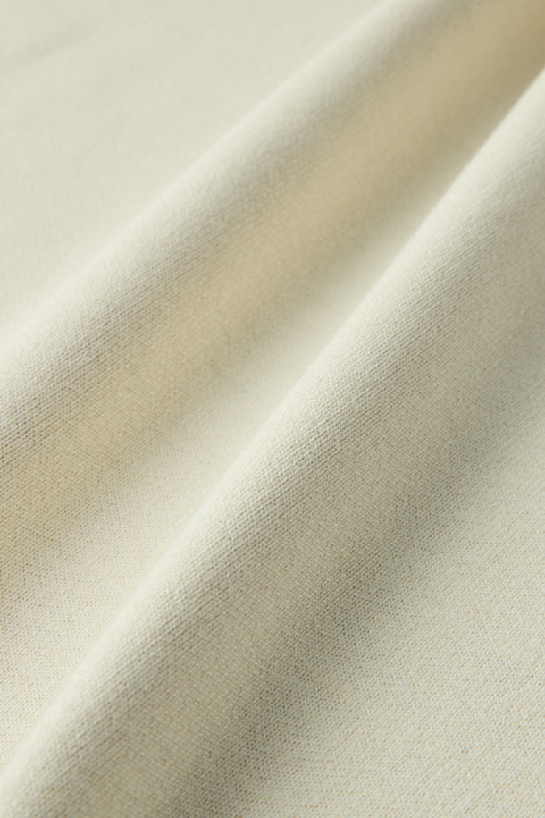 부드러운 촉감과 뛰어난 보온성을 자랑하는 이중직 에센셜 풀오버 니트입니다. 레이온, 폴리에스테르, 나일론, 캐시미어 혼방 소재로 제작되어 겨울철에도 따뜻하게 착용할 수 있습니다. 베이직하고 미니멀한 디자인으로 출근룩, 모임룩 등 다양한 TPO에 활용 가능하며, 클래식, 미니멀, 캐주얼 스타일 모두 소화 가능한 아이템입니다. 레귤러핏 라운드넥 긴소매 디자인으로, 아이보리 색상의 무지 패턴이 어떤 스타일에도 자연스럽게 어울립니다. 뛰어난 복원력과 내구성으로 오랫동안 변함없이 착용할 수 있습니다.
