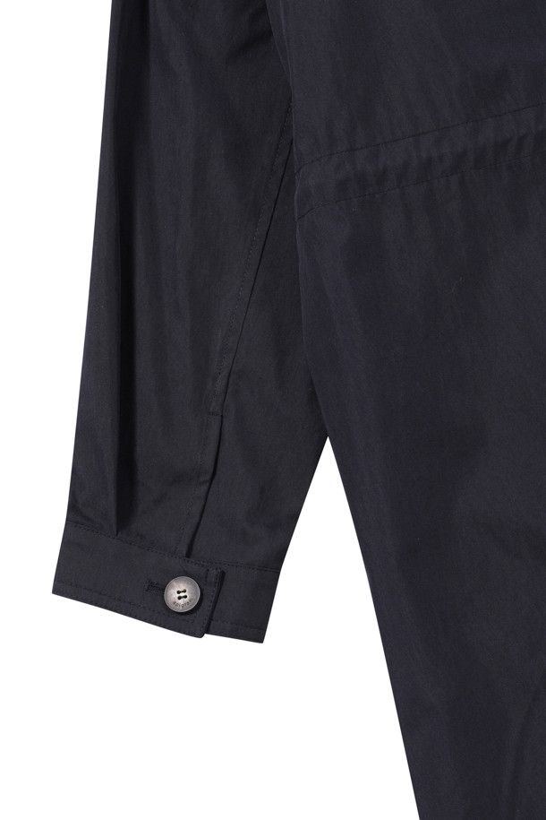 [에피그램 여성] 후드 스트링 롱코트는 캐주얼한 스타일의 여성용 아우터입니다. 네이비 컬러의 무지 디자인으로, 봄, 가을 시즌에 적합하며 일상복으로 활용하기 좋습니다. 롱 기장의 후드 코트로, 드롭숄더와 라글란 소매 디자인으로 편안한 착용감을 제공합니다. 허리 스트링과 버튼, 스트링 여밈 방식으로 다양한 스타일 연출이 가능하며, 오버핏과 A라인 핏으로 체형 커버에도 효과적입니다. 동네 마실룩, 산책룩, 가을 나들이룩 등 다양한 TPO에 맞춰 미니멀하고 클래식한 스타일을 완성해보세요.
