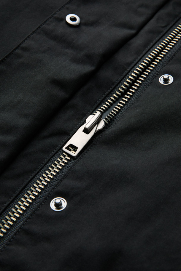 [epigram 여성] 코듀로이 카라 배색 재킷은 클래식한 무드의 여성용 아우터입니다. 힙을 덮는 미디엄 기장의 블랙 컬러 자켓으로, 간절기와 초겨울에 착용하기 좋습니다. 부드러운 코듀로이, 면혼방, 폴리혼방 소재로 제작되어 탄탄한 촉감과 두께감을 자랑하며, 래글런 소매와 세미 드롭 숄더 디자인으로 편안한 착용감을 선사합니다. 안쪽은 체크 패턴으로 포인트를 주었으며, 카라 비죠 디자인과 경량 충전재가 더해져 보온성을 높였습니다. 겨울 데일리룩, 출근룩, 모임룩 등 다양한 상황에 미니멀하고 시크하게 연출할 수 있습니다.
