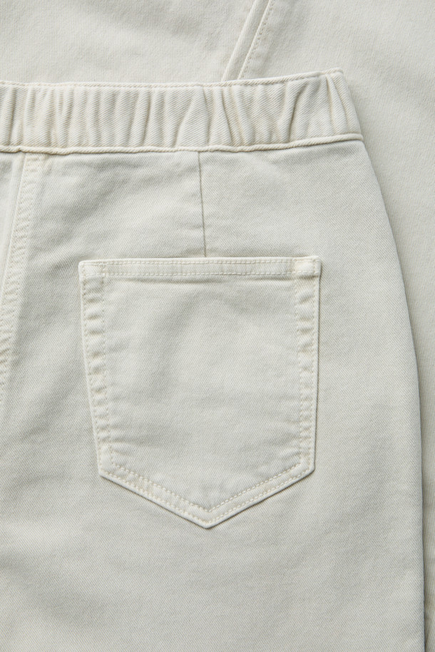 [epigram 여성] 기모 다잉 데님 팬츠는 포근한 겨울을 위한 캐주얼 데님 팬츠입니다. 부드러운 기모 안감과 두꺼운 두께감으로 뛰어난 보온성을 제공하며, 허리 뒷면 밴딩과 스판 혼용으로 편안한 착용감을 선사합니다. 슬림핏과 배기핏 두 가지 스타일로 출시되어, 데일리룩, 집콕룩, 동네 마실룩 등 다양한 TPO에 활용하기 좋습니다. 미니멀, 캐주얼, 클래식 스타일을 즐겨 입는 여성분들께 추천합니다.
