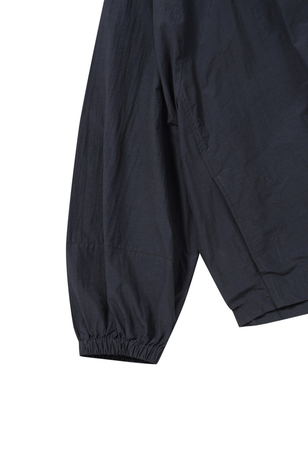 **에피그램 여성 스트링 볼륨 셔켓**은 캐주얼하고 미니멀한 스타일을 추구하는 여성 고객을 위한 상의입니다. 네이비 컬러의 무지 디자인으로, 봄, 여름 시즌에 활용하기 좋습니다. 라운드넥에 반소매 기장이며, 크롭 기장으로 시원한 느낌을 줍니다. 얇은 두께감과 스트링 및 셔링 디테일, 볼륨감 있는 실루엣이 특징이며, 세미 드롭 숄더와 스트링 조절로 다양한 핏을 연출할 수 있습니다. 데이트룩에 적합한 아이템입니다.
