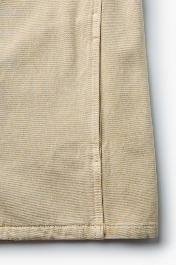 [epigram 여성] 코듀로이 카라 데님 셔켓은 베이직하고 캐주얼한 스타일을 연출하는 여성용 셔켓입니다. 봄, 가을 시즌에 적합하며, 레귤러 핏의 긴소매 디자인으로 편안하게 착용할 수 있습니다. 데님과 코듀로이 소재가 혼합되어 독특한 질감을 선사하며, 얇은 두께감으로 간절기에 활용하기 좋습니다. 카라 디테일과 사이드 포켓이 있어 실용성을 더하며, 스냅 버튼으로 간편하게 여밀 수 있습니다. 동네 마실룩이나 가을 나들이룩에 매치하여 미니멀하고 클래식한 스타일을 완성해 보세요.
