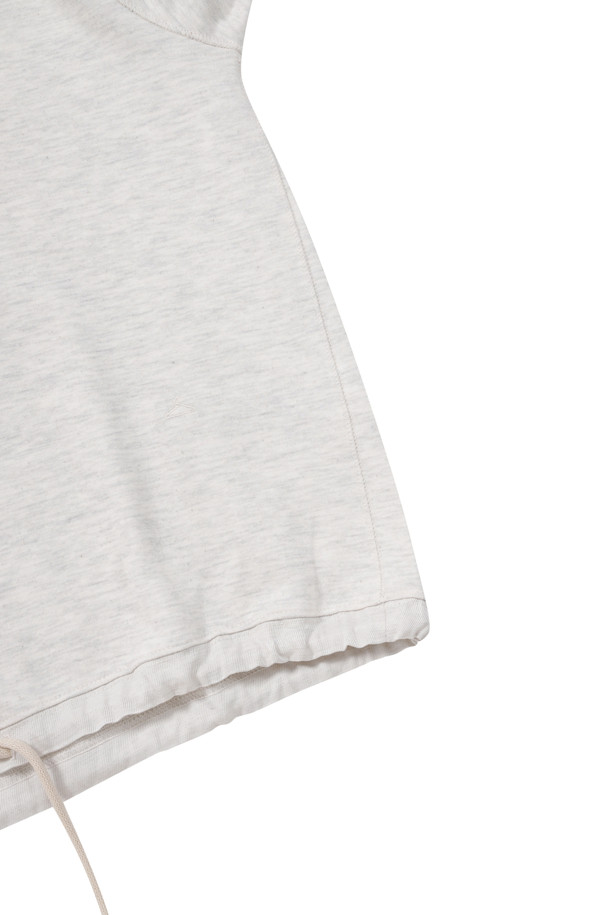 부드러운 면 소재의 스트링 포인트 맨투맨입니다. 7부 소매와 래글런 소매 디자인으로 활동성을 높였으며, 라운드넥과 밑단 스트링 디테일이 캐주얼한 무드를 더합니다. 립조직 넥라인 및 소맷단 마감으로 깔끔한 실루엣을 연출하며, 루즈핏으로 편안하게 착용 가능합니다. 일상, 여행, 집콕 등 다양한 상황에서 미니멀하고 시티보이 스타일을 연출해보세요. 그레이 컬러의 무지 디자인으로 어떤 옷에도 매치하기 용이합니다.
