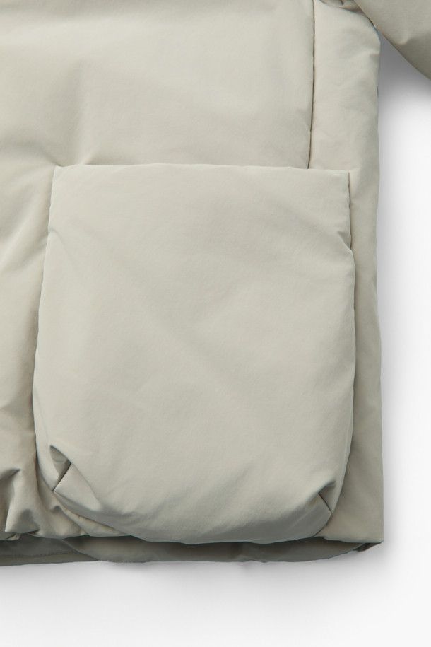 [epigram 여성] 숏 하이넥 경량 다운은 겨울철 데일리룩과 출근룩에 모두 잘 어울리는 여성용 아우터입니다. 아이보리, 블랙 두 가지 색상으로 출시되었으며, 얇은 두께감과 부드러운 촉감으로 편안한 착용감을 선사합니다. 하이넥 디자인과 턱 디테일, 드롭 숄더, 히든 스냅 버튼, 이중 여밈, 드로우스트링 등의 특징으로 베이직하면서도 세련된 스타일을 연출합니다. 오버핏 숏패딩으로, 가볍고 보온성이 뛰어난 덕다운 안감과 경량 소재인 폴리에스터, 나일론 혼방으로 제작되었습니다.
