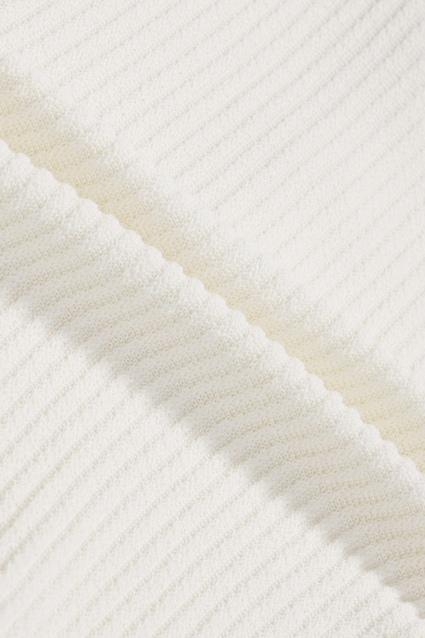 [에피그램 여성] 세미오버 크로쉐 반팔 니트는 여름 시즌에 시원하게 즐길 수 있는 여성용 상의입니다. 얇은 두께감의 니트 소재로 제작되어 통기성이 뛰어나며, 크로쉐 패턴과 슬릿 디테일, 요철감 있는 조직이 돋보입니다. 세미오버핏으로 편안하면서도 클래식하고 릴렉스한 무드를 연출하며, 카라 디자인이 페미닌한 느낌을 더합니다. 데이트룩, 카페룩, 여행룩 등 다양한 TPO에 맞춰 클래식, 미니멀, 리조트 스타일을 완성해보세요. 반소매 기장의 크롭 기장으로 시원함과 스타일리시함을 동시에 잡았습니다.
