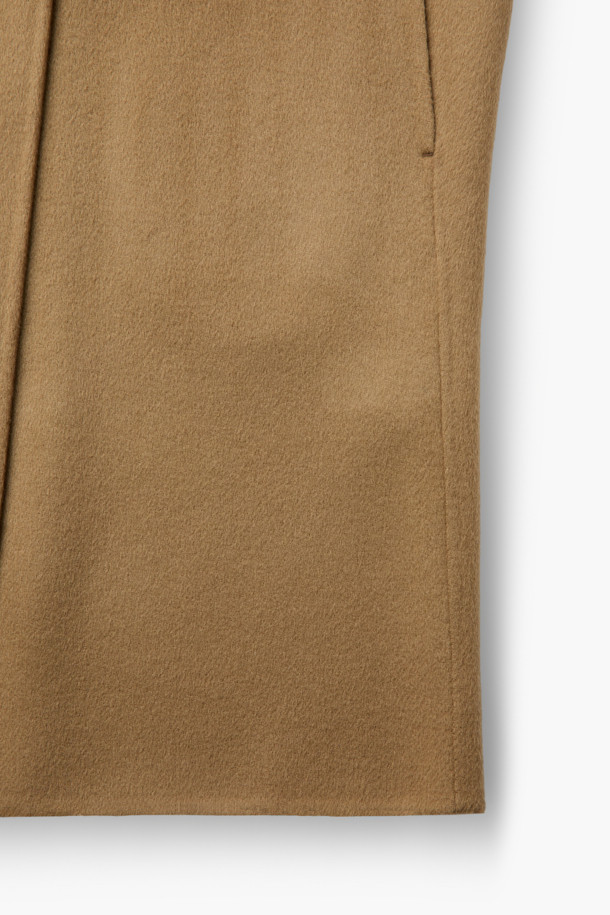 [epigram여성] 울캐시 블렌드 후드코트는 부드러운 울과 캐시미어 혼방 소재로 제작되어 포근한 착용감을 선사합니다. 베이지와 카멜 두 가지 컬러로 출시되었으며, 숄칼라 후드 디자인에 더블 버튼 여밈으로 클래식하고 세련된 분위기를 연출합니다. 루즈핏으로 편안함을 강조했으며, 데일리룩부터 포멀한 자리까지 폭넓게 활용 가능합니다. 가을, 겨울 시즌에 어울리는 두꺼운 두께감과 핸드메이드 봉제, 히든 포켓, 더블브레스티드 디테일이 돋보이는, 스타일리시한 여성용 아우터입니다. 출근룩, 모임룩, 데이트룩 등 다양한 TPO에 맞춰 클래식, 미니멀, 캐주얼 스타일을 완성해보세요.
