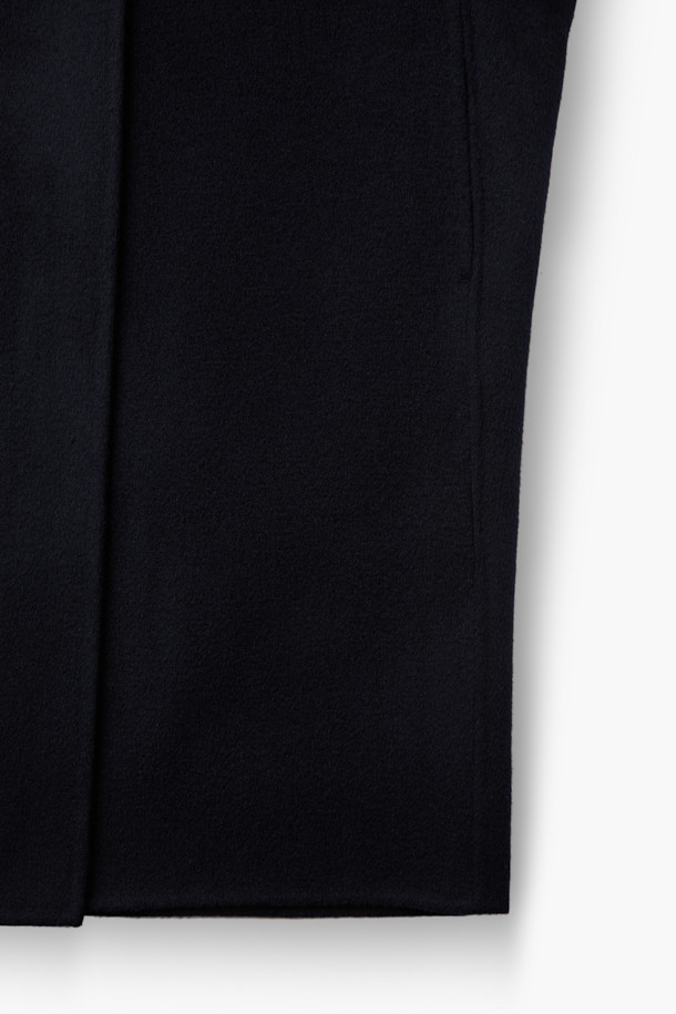 [epigram 여성] 울캐시 블렌드 후드코트는 울과 캐시미어 혼방 소재로 제작되어 부드러운 촉감과 뛰어난 보온성을 자랑합니다. 숄칼라와 후드 디자인이 세련된 멋을 더하며, 데일리룩과 포멀룩 모두 소화 가능한 활용도를 갖췄습니다. 네이비 컬러의 무지 디자인에 더블 버튼 여밈 방식과 루즈핏으로 클래식하면서도 캐주얼한 스타일을 연출합니다. 핸드메이드 봉제와 히든 포켓 디테일로 고급스러움을 더한 하프 기장의 겨울 아우터입니다. 출근룩, 모임룩, 데이트룩 등 다양한 TPO에 맞춰 미니멀하고 클래식한 스타일을 완성해보세요.
