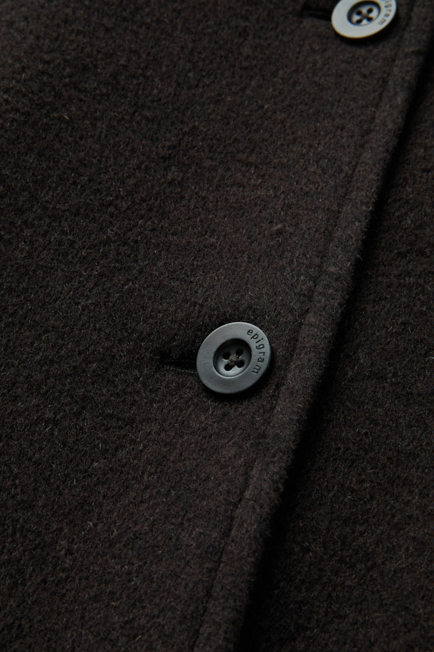 [epigram 여성] 울캐시 발마칸 롱코트는 부드러운 울과 캐시미어 혼방 소재로 제작되어 가을, 겨울 시즌에 따뜻하게 착용할 수 있는 여성용 발마칸 코트입니다. 블랙 컬러의 미니멀하고 클래식한 디자인으로, 출근룩, 오피스룩, 모임룩 등 다양한 TPO에 활용 가능합니다. 오버핏 실루엣에 롱 기장으로, 퀼팅 안감과 탈착 가능한 벨트, 등판 트임, 스트라이프 소매 안감 등의 디테일이 돋보입니다. 긴 소매와 두꺼운 두께감으로 보온성을 높였으며, 부드러운 촉감이 특징입니다. 버튼 여밈 방식으로 간편하게 착용할 수 있습니다.
