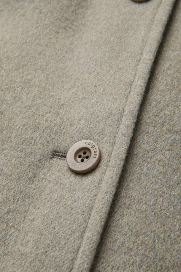 가을, 겨울 시즌을 위한 울캐시 발마칸 롱코트입니다. 베이지와 그레이 두 가지 컬러로 출시되었으며, 미니멀하고 클래식한 스타일을 연출합니다. 부드러운 촉감의 울과 캐시미어 혼방 소재로 제작되어 고급스러운 착용감을 선사합니다. 오버핏과 루즈핏 디자인으로 편안하게 착용 가능하며, 퀼팅 안감, 등판 뒤트임, 탈착 가능한 벨트 등의 디테일이 돋보입니다. 겨울 데일리룩, 오피스룩, 모임룩 등 다양한 TPO에 활용 가능하며, 소매 스트라이프 배색과 핸드메이드 봉제 디테일로 시크한 무드를 더했습니다.
