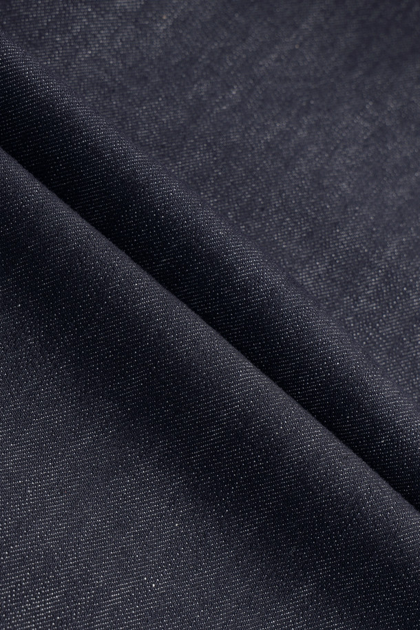 [epigram(에피그램) 여성] 논페이드 데님 오버롤 원피스는 캐주얼하고 미니멀한 스타일의 데님 오버롤 원피스입니다. 논페이드 생지 데님 소재로 제작되어 이염을 방지하며, 뻣뻣한 촉감이 특징입니다. A라인과 플레어 핏으로 여성스러운 실루엣을 연출하며, 어깨 끈 조절과 버클 장식으로 편안하게 착용할 수 있습니다. 뒷면 지퍼 디테일로 간편하게 탈착 가능하며, 네이비 컬러의 무지 디자인으로 어떤 옷에도 쉽게 매치할 수 있습니다. 동네 마실룩이나 쇼핑룩에 활용하기 좋습니다.
