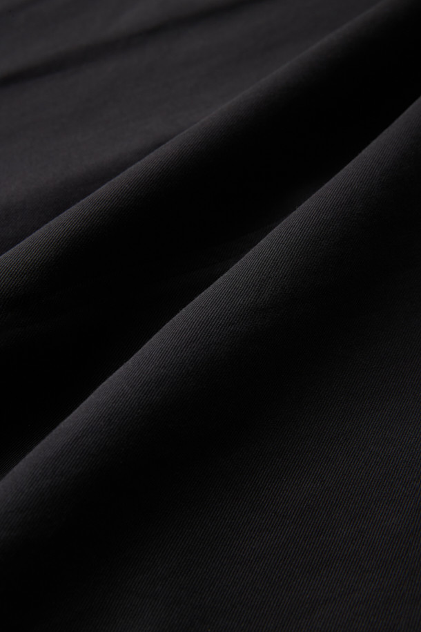 [epigram 여성] 레이어드 버튼 원피스는 간절기와 사계절 모두 활용 가능한 데일리 원피스입니다. 심플하고 미니멀한 블랙 컬러의 코튼 혼방 소재로 제작되어 탄탄한 촉감을 자랑하며, 여유 있는 A라인 핏으로 편안하게 착용할 수 있습니다. 라운드넥 디자인에 앞면 전체 버튼 여밈, 와이드 아웃포켓, 무릎을 덮는 기장감으로 실용성을 더했습니다. 레이어드 스타일 연출이 가능하여 카페룩, 쇼핑룩 등 다양한 TPO에 맞춰 미니멀, 클래식, 캐주얼 무드로 스타일링할 수 있습니다.
