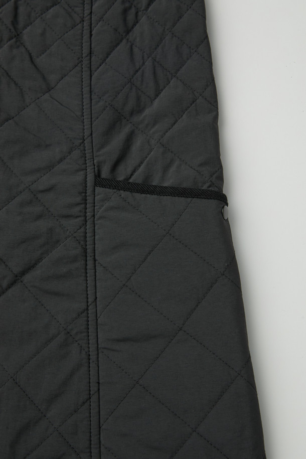 [epigram(에피그램) 여성] 퀼티드 플레어 원피스는 겨울철 데일리룩을 위한 미니멀하고 클래식한 스타일의 원피스입니다. 블랙 컬러의 폴리에스테르와 코듀로이 혼방 소재로 제작되었으며, 부드러운 촉감과 두꺼운 두께감으로 따뜻함을 선사합니다. 퀼팅 패턴의 플레어 치마 디자인과 슬림핏으로 여성스러운 실루엣을 연출하며, 라운드넥과 민소매 디자인이 특징입니다. 1oz 패딩 충전재, 허리 스트링, 사이드 포켓, 스냅 버튼 디테일이 더해져 보온성과 실용성을 동시에 갖춘 아이템입니다.
