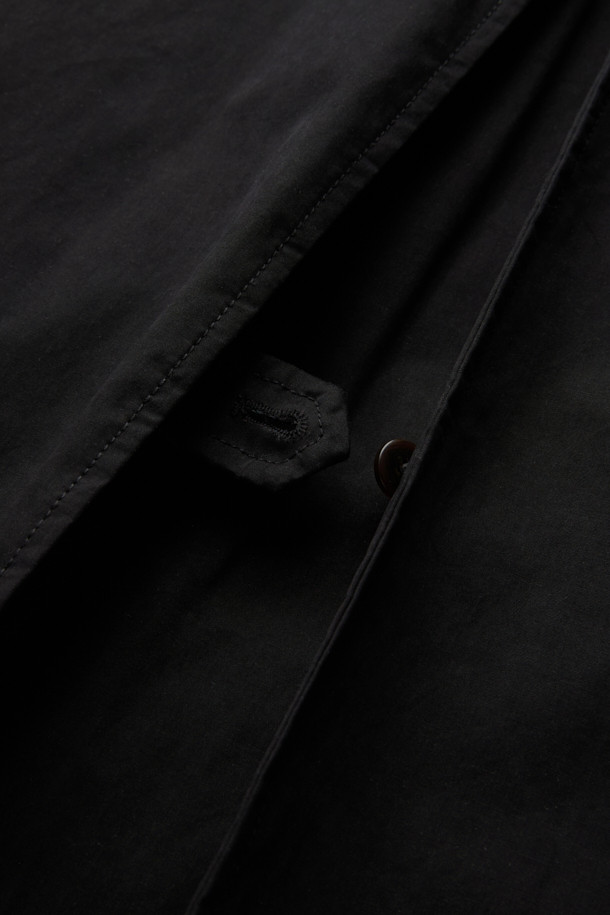 [epigram(에피그램) 여성] 니트 카라 플리츠 툭자켓은 클래식과 모던 무드를 동시에 자아내는 아우터입니다. 브라운, 블랙 두 가지 색상으로 출시되었으며, 간절기부터 초겨울까지 착용하기 좋습니다. 면, 나일론, 니트 혼방의 부드러운 촉감과 두꺼운 두께감으로 포근함을 선사하며, 래글런 소매, 세미 드롭 숄더, 플리츠 디테일이 특징입니다. 니트 카라와 체크 안감, Comfortemp® 충전재를 사용하여 보온성을 높였으며, 스트레이트 핏과 버튼 여밈 방식입니다. 겨울 데일리룩, 오피스룩, 모임룩 등 다양한 TPO에 미니멀, 시크 스타일로 연출하기 좋습니다.
