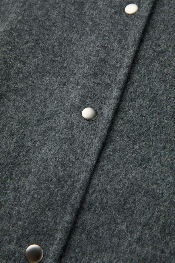 [epigram 여성] 스트랩 울 재킷은 가을과 겨울, 오피스룩과 모임룩, 출근룩에 어울리는 여성용 아우터입니다. 클래식하고 미니멀한 스타일을 추구하는 분들께 적합하며, 부드러운 울 소재와 두꺼운 두께로 따뜻함을 선사합니다. 허리 스트랩으로 허리 라인을 강조할 수 있으며, 힙을 덮는 미디엄 기장과 핸드메이드 마감, 드롭숄더 디자인이 특징입니다. 안감 처리가 되어 있어 편안한 착용감을 느낄 수 있으며, 스냅 여밈 방식에 긴 소매로 디자인되었습니다. 그레이 컬러의 무지 패턴으로 다양한 스타일 연출이 용이합니다.
