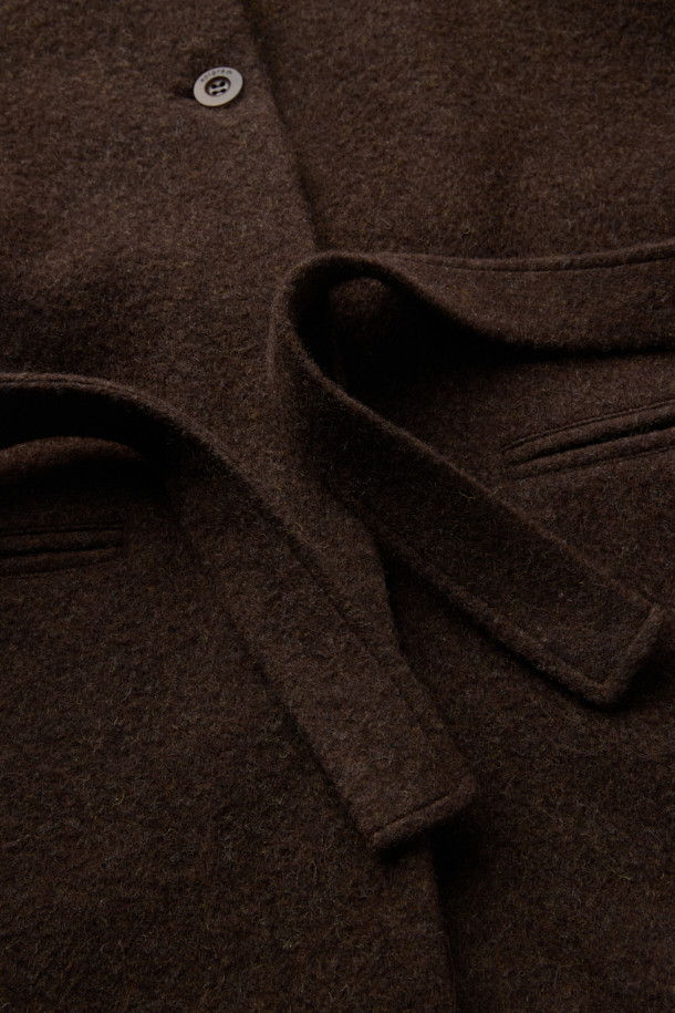 [epigram여성] 숄 카라 알파카 재킷은 이탈리아 FORTUNY사의 울 알파카 블렌디드 소재로 제작되어 부드러운 촉감과 뛰어난 보온성을 자랑합니다. 세미 오버핏으로 편안하면서도 세련된 실루엣을 연출하며, 숄 카라 디자인이 우아한 분위기를 더합니다. 브라운 컬러의 무지 패턴으로 어떤 룩에도 쉽게 매치할 수 있으며, 허리 벨트와 싱글 버튼 여밈으로 다양한 스타일을 연출할 수 있습니다. 긴 소매 기장과 두꺼운 두께감으로 가을, 겨울 시즌 데일리룩, 오피스룩, 모임룩에 활용하기 좋습니다. 오픈 포켓과 안감이 있어 실용성을 높인 미니멀하고 시크한 스타일의 재킷입니다.
