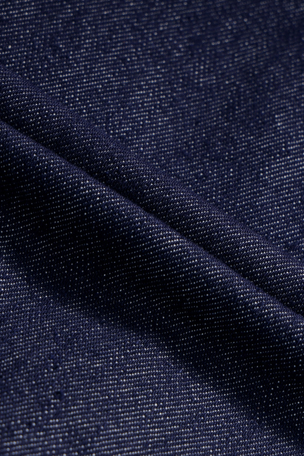 [epigram여성] 백 플리츠 데님 스커트는 부드러운 촉감의 데님, 코튼, 레이온 혼방 소재로 제작되어 편안한 착용감을 선사합니다. 네이비 컬러의 무지 디자인에 뒷면 플리츠 디테일과 A라인 핏으로 캐주얼하면서도 여성스러운 스타일을 연출합니다. 허리 뒷밴딩과 사이드 포켓, 코인 포켓, 배색 스티치, 로고 버튼 등의 섬세한 디테일이 돋보입니다. 데이트룩이나 쇼핑룩과 같이 편안하면서도 스타일리시한 룩을 연출하고 싶을 때 제격입니다. 미니멀, 클래식 스타일을 즐겨 입는 분들께 추천합니다.
