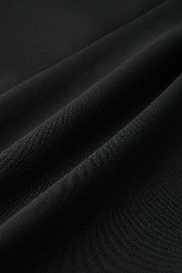 [epigram여성] 저지 맥시 스커트는 모던하고 미니멀한 스타일을 추구하는 여성들을 위한 사계절용 스커트입니다. 부드러운 촉감의 면, 폴리에스테르, 스판덱스 혼방의 이중 조직감 저지 소재(더블니트)로 제작되어 편안한 착용감을 선사합니다. 앞판 원턱 디테일과 허리 뒷면 밴딩, 루즈핏 코쿤 실루엣으로 세련된 핏을 연출하며, 뒷면 밑단 슬릿과 사이드 포켓, 더블 벨트고리로 실용성을 더했습니다. 데이트룩, 카페룩, 미니멀, 클래식, 시크 스타일을 완성하는 블랙 컬러의 맥시 스커트입니다.
