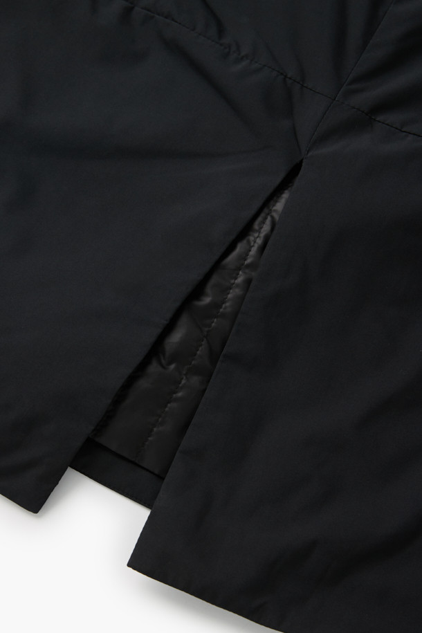 [epigram(에피그램) 여성] 패디드 볼륨 스커트는 겨울철 데일리룩과 동네 마실룩에 적합한 미니멀하고 모던한 스타일의 스커트입니다. 블랙 컬러의 폴리에스테르 소재로 제작되었으며, 가볍고 따뜻한 착용감을 위해 Comfortemp® 충전재를 사용한 패딩 안감을 더했습니다. 허리 밴딩과 사이드 포켓 디테일, 그리고 앞판 절개 디자인이 특징이며, 코쿤 및 A라인 핏으로 세련된 실루엣을 연출합니다. 두꺼운 두께감과 부드러운 촉감으로 겨울철에도 따뜻하게 입을 수 있는 볼륨핏 미니스커트입니다.
