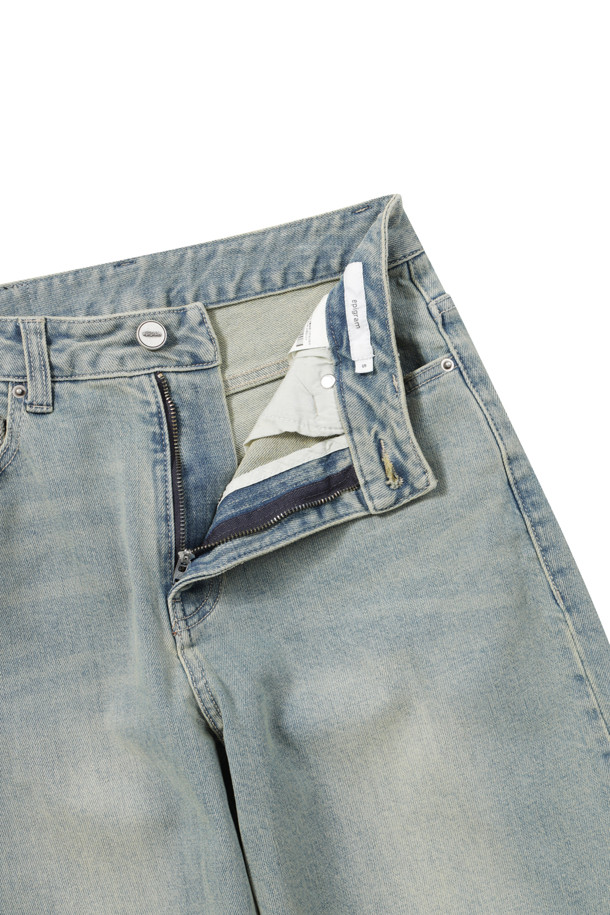 [epigram 여성] 와이드 데님 팬츠는 빈티지하면서도 캐주얼한 스타일을 연출하는 데일리 팬츠입니다. 옐로우 블루, 라이트 인디고 두 가지 컬러로 출시되었으며, 사계절 내내 착용 가능합니다. 탄탄한 데님 소재에 스판을 더해 편안한 착용감을 선사하며, 와이드핏 디자인으로 다리 라인을 더욱 돋보이게 합니다. 미드웨이스트 허리선과 YKK 지퍼, 에피그램 로고 버튼, 주름선 워싱 디테일은 물론, 한지 소재 와펜 디테일까지 더해져 소장 가치를 높였습니다. 쇼핑룩, 산책룩 등 다양한 TPO에 맞춰 미니멀하면서도 스타일리시하게 연출해보세요.
