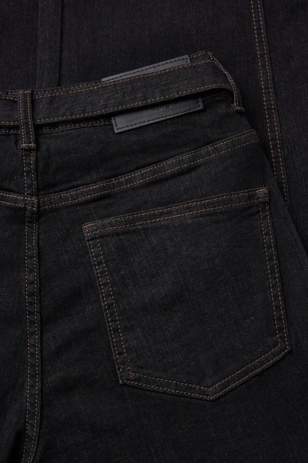 [epigram 여성] 논페이드 커브드 데님 팬츠는 도시적이고 세련된 스타일을 추구하는 여성들을 위한 데님 팬츠입니다. 인디고 컬러의 긴 기장으로, 사계절 내내 활용 가능하며, 부드러운 촉감의 데님 소재로 편안한 착용감을 선사합니다. 하이웨이스트 디자인과 아웃심 곡선 절개, 입체 핏으로 다리 라인을 더욱 돋보이게 합니다. YKK 지퍼, 후크/단추 여밈, 더블 스티치, 논페이드 원단, 스판 혼용, 벨트 옵션, 한지 와펜 디테일 등 섬세한 디테일이 돋보이는 아이템입니다. 시크, 미니멀, 클래식한 스타일을 즐겨 입는 분들께 데이트룩, 쇼핑룩으로 추천합니다.
