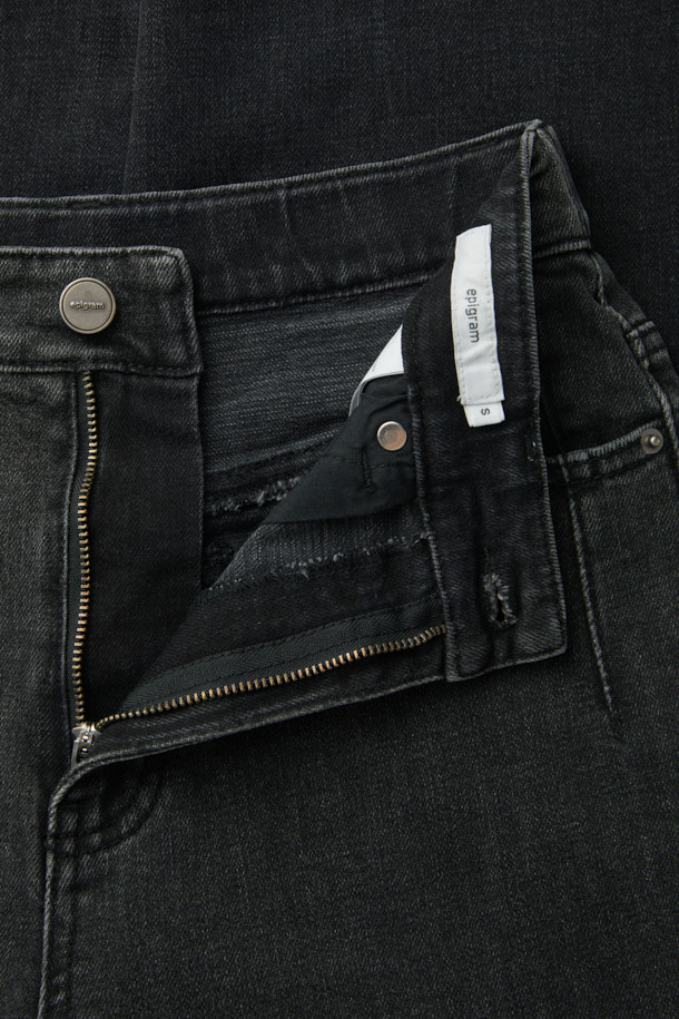 [epigram 여성] 테이퍼드 배기핏 데님 팬츠는 다크 그레이 컬러로, 캐주얼 스타일을 연출하기 좋은 데님 팬츠입니다. 허리 뒷면 밴딩으로 편안한 착용감을 제공하며, 롤업하여 다양한 스타일을 연출할 수 있습니다. 캣 브러쉬 워싱과 사이드 절개 디테일이 돋보이며, 에피그램 로고 버튼과 YKK 지퍼로 마감하여 완성도를 높였습니다. 테이퍼드와 배기핏의 조화로 트렌디하면서도 편안한 핏을 선사하며, 사계절 내내 활용 가능한 아이템입니다. 동네 마실룩, 쇼핑룩, 여행룩 등 다양한 TPO에 맞춰 미니멀하고 클래식한 스타일을 연출해보세요.
