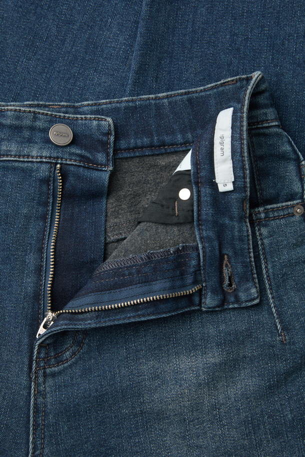 [epigram여성] 테이퍼드 배기핏 기모 데님 팬츠는 캐주얼하고 미니멀한 스타일을 추구하는 여성들을 위한 겨울철 데일리룩 필수템입니다. 다크 블루와 다크 그레이 두 가지 색상으로 출시되었으며, 부드러운 촉감의 데님, 기모, 코튼, 스판 혼방 소재로 제작되어 편안한 착용감을 선사합니다. 테이퍼드 배기핏 디자인과 캣 브러쉬 워싱, 사이드 절개 디테일이 돋보이며, 뒷밴딩 처리로 활동성을 높였습니다. 롤업하여 다양한 스타일을 연출할 수 있고, YKK 지퍼와 에피그램 로고 버튼으로 고급스러움을 더했습니다.
