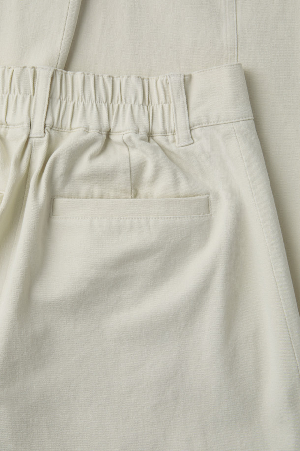 [epigram여성] 코튼 배럴레그 팬츠(Set-up)는 부드러운 면, 스판덱스 혼방 소재로 제작되어 편안한 착용감을 선사합니다. 아이보리 컬러의 무지 디자인에 얇은 두께감으로 봄, 여름, 가을 시즌에 활용하기 좋습니다. 배기핏과 루즈핏의 넉넉한 핏으로 활동성을 높였으며, 허리 밴딩과 절개 라인 디테일로 디자인 포인트를 더했습니다. 맥시 기장으로 캐주얼, 미니멀, 클래식 스타일을 연출하며, 동네 마실룩이나 카페룩으로 제격입니다.
