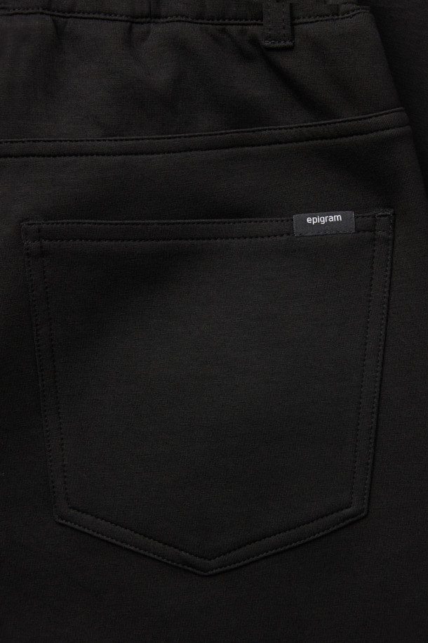 [epigram여성] 스트레이트 저지 팬츠는 부드러운 촉감의 면, 폴리에스테르, 스판덱스 혼방 소재로 제작되어 편안한 착용감을 선사합니다. 사계절 내내 활용 가능한 베이직하고 캐주얼한 스타일의 긴바지로, 밴딩 처리된 허리와 슬림핏 스트레이트 핏이 특징입니다.  더블니트 저지 원단을 사용하여 내구성을 높였으며, 사이드 라인 절개와 사이드 및 힙 포켓 디테일로 포인트를 더했습니다.  일상, 집콕, 여행 등 다양한 TPO에 맞춰 캐주얼, 미니멀, 클래식 스타일로 연출하기 좋습니다.  epigram 브랜드 라벨이 부착되어 있습니다.
