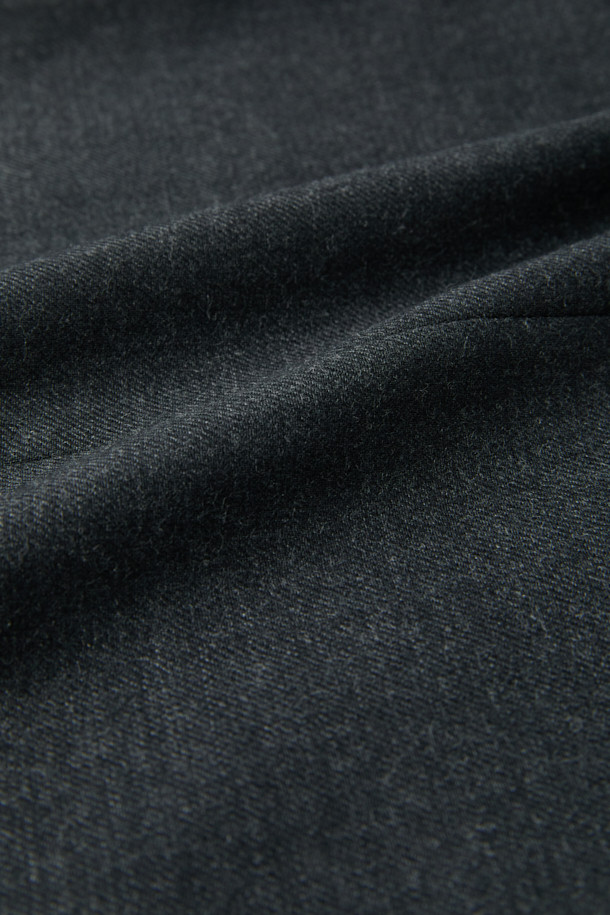 [epigram 여성] 울 와이드 팬츠는 가을, 겨울 시즌에 어울리는 여성용 바지입니다. 모던하고 베이직한 스타일로, 출근룩, 오피스룩, 겨울 데일리룩에 활용하기 좋습니다. 부드러운 울 소재와 폴리우레탄 혼방으로 제작되어 편안한 착용감을 선사하며, 루즈핏 와이드 실루엣으로 스타일리시함을 더했습니다. 핀턱 디테일과 사이드 포켓, 내부 스트링, 밴딩 처리로 실용성을 높였으며, 셋업으로도 연출 가능합니다. 차분한 그레이 컬러에 무지 패턴으로 클래식, 미니멀, 시크한 분위기를 연출해 보세요.
