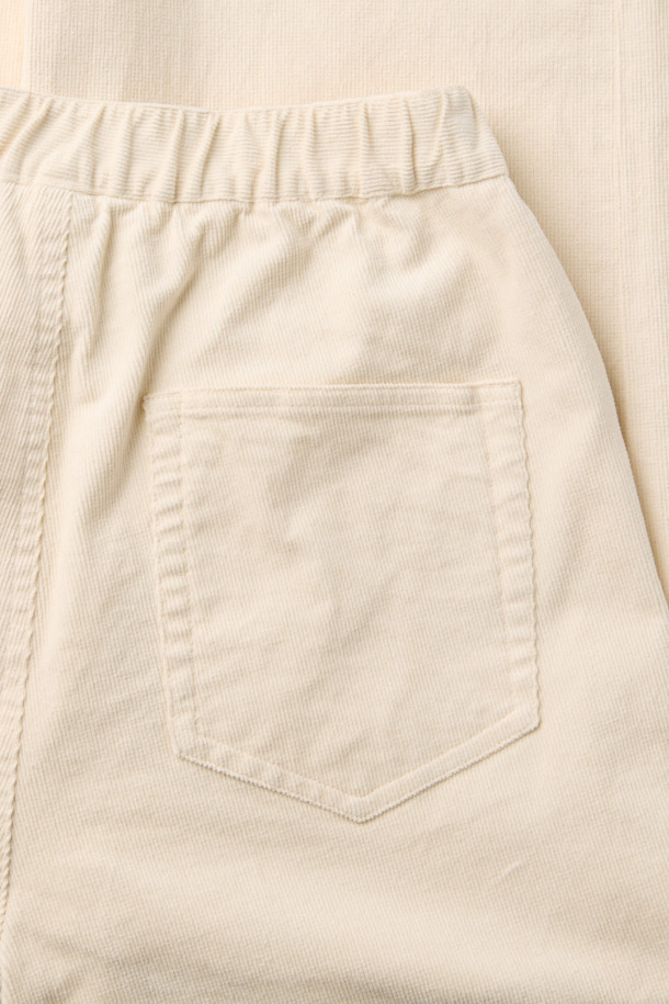 [epigram 여성] 코듀로이 와이드 팬츠는 부드러운 코듀로이 소재와 면, 스판을 혼방하여 제작되어 포근하고 편안한 착용감을 선사합니다. 톤 다운된 크림 컬러와 무지 디자인이 어우러져 베이직하면서도 캐주얼한 스타일을 연출하며, 가을, 겨울 시즌 데일리룩에 활용하기 좋습니다. 넉넉한 루즈핏 와이드 실루엣에 긴 기장으로 다리가 길어 보이는 효과를 주며, 전체 밴딩 처리로 편안함을 더했습니다. 사이드 지퍼와 포켓 디테일, 바이오 워싱 마감으로 실용성을 높였으며, 미니멀, 캐주얼, 클래식 등 다양한 스타일을 소화할 수 있습니다. 동네 마실룩, 카페룩 등 TPO에 맞춰 활용해보세요.
