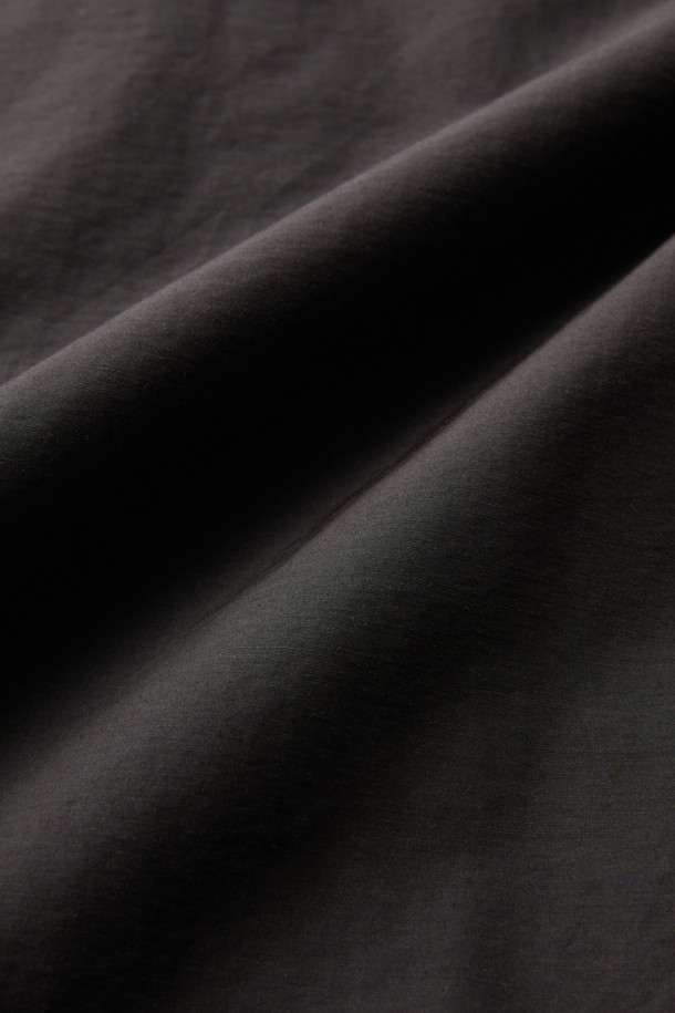 [epigram여성] 경량 패디드 셔켓은 간절기에 활용하기 좋은 여성 아우터입니다. 미니멀하고 베이직한 스타일로, 데이트룩과 카페룩에 잘 어울립니다. 블랙 컬러의 무지 디자인이며, 얇은 두께감과 부드러운 촉감의 코튼, 나일론 혼방 소재로 제작되었습니다. 히든 버튼 여밈 방식의 세미 드롭 숄더 핏이며, 경량 패딩 안감과 친환경 리사이클 충전재 Comfortemp® 1.4oz를 사용하여 보온성을 높였습니다. 세로 퀼팅, 드로우스트링 밑단, 사이드 입술 포켓, 가먼트 워싱 처리 등의 디테일이 돋보입니다.
