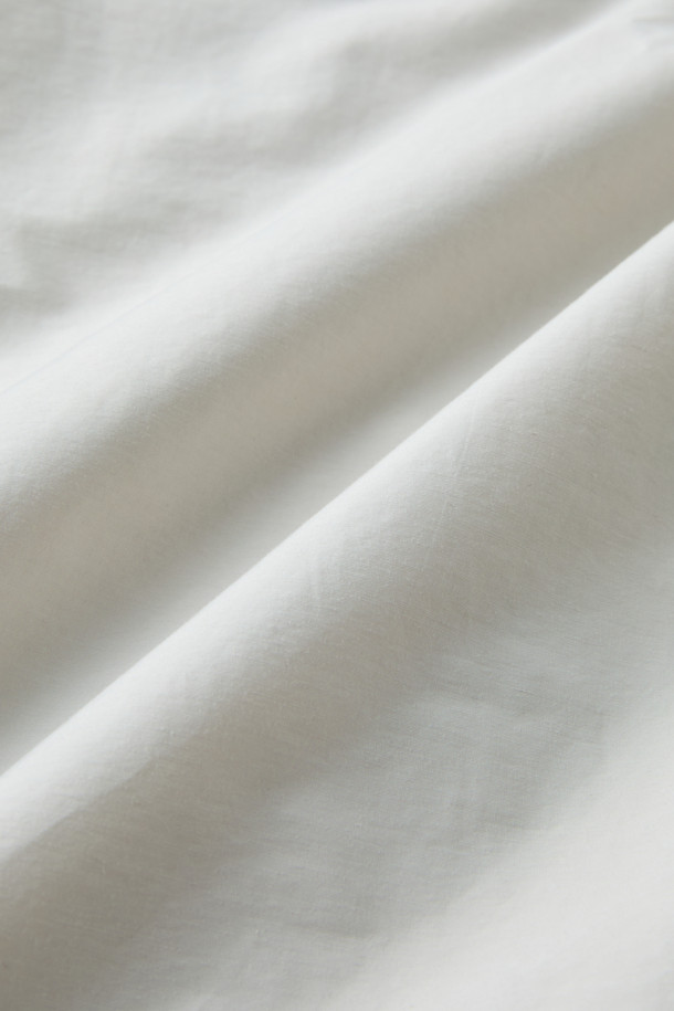 [epigram여성] 경량 패디드 셔켓은 간절기에 활용하기 좋은 여성 셔켓입니다. 아이보리와 베이지 두 가지 색상으로 출시되었으며, 미니멀하고 베이직한 스타일을 추구합니다. 세미오버핏에 셔츠칼라 디자인으로 편안하면서도 세련된 느낌을 줍니다. 코튼과 나일론 혼방 소재에 얇은 두께감으로 가볍게 착용할 수 있으며, 내부에는 보온성을 더하는 패딩 안감이 있습니다. 히든 버튼 여밈 방식과 드로우스트링 밑단, 사이드 입술 포켓, 가먼트 워싱 처리, 친환경 충전재 사용 등 섬세한 디테일이 돋보입니다. 카페룩이나 산책룩 등 다양한 일상 스타일에 매치하여 미니멀, 클래식, 캐주얼 무드를 연출해보세요.
